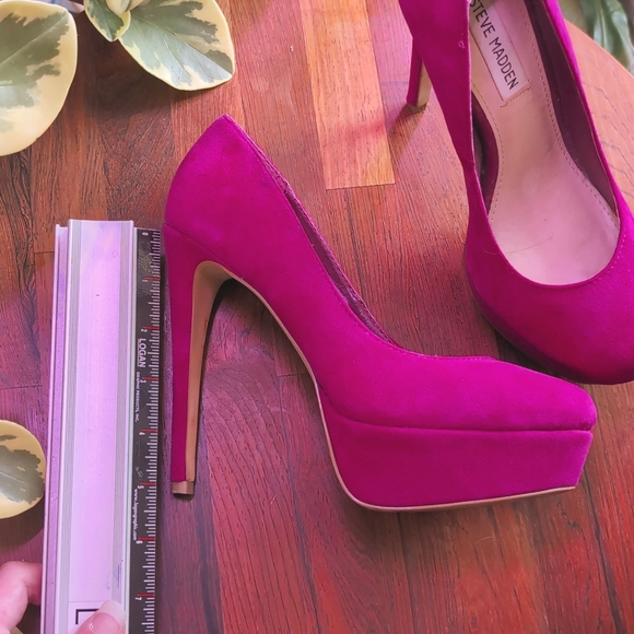 STEVE MADDEN fuchsia suede high heels 7.5 M- Worn only once - Picture 2 of 7